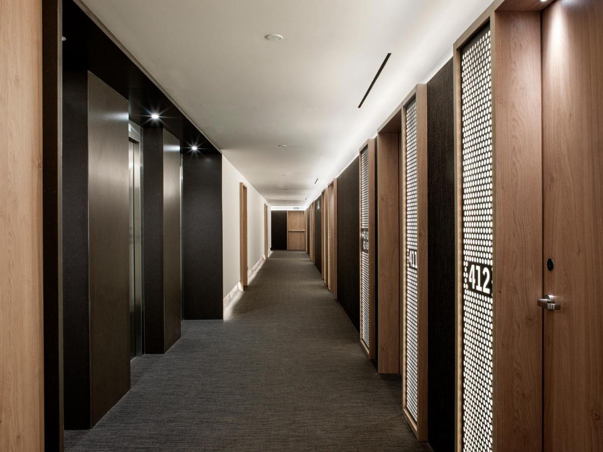 Hotel Me Barcellona Esterno foto A corridor at the hotel